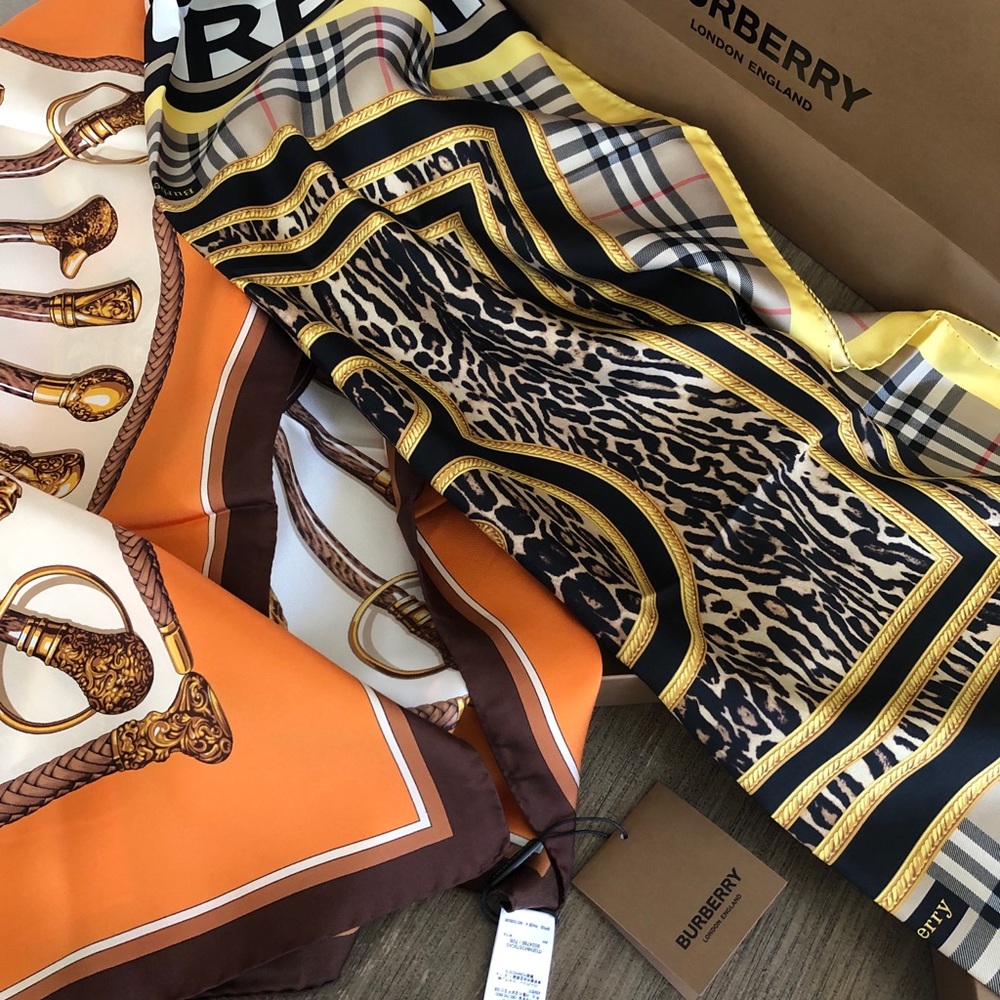 Burberry Scarf - Picture 6 of 6